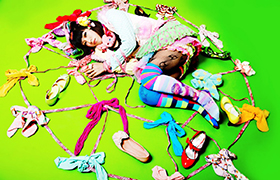 『小娘と紐』YOUNG GIRLS AND STRING.